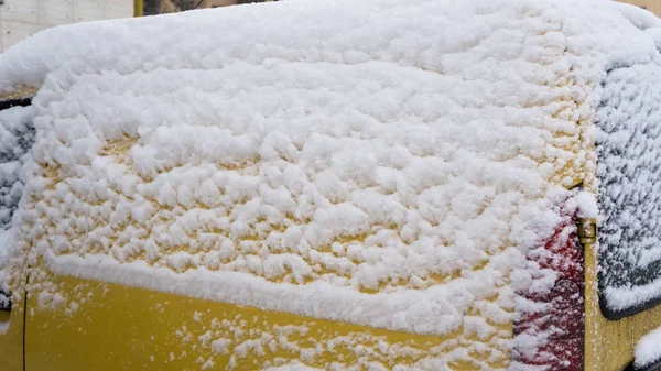 Congelado Coche Compacto Amarillo Van Cubierto Nieve Día Invierno Escena — Foto de Stock