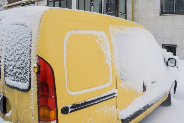 Congelado Coche Compacto Amarillo Van Cubierto Nieve Día Invierno Escena — Foto de Stock