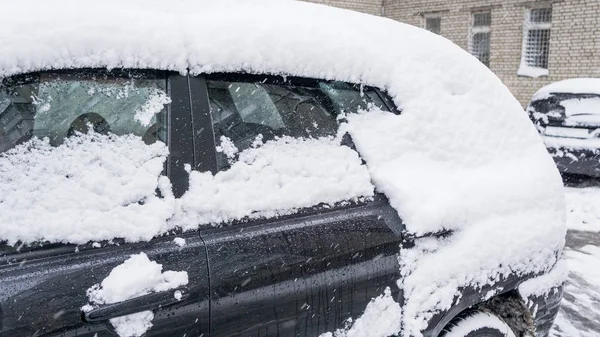 Bilen Täckt Med Tjockt Lager Snö Negativa Konsekvenser Kraftiga Snöfall — Stockfoto