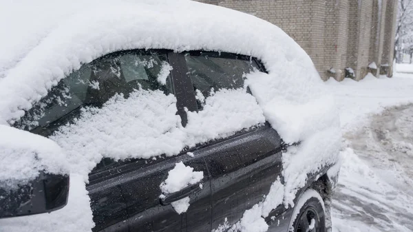 Bilen Täckt Med Tjockt Lager Snö Negativa Konsekvenser Kraftiga Snöfall — Stockfoto