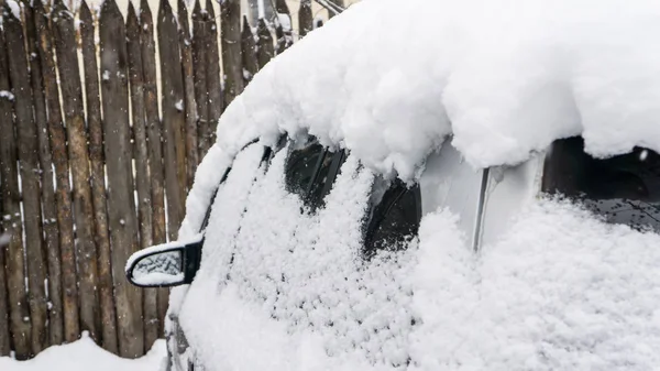 Kalın Kar Tabakasıyla Kaplı Araba Şiddetli Kar Yağışı Sonucu Olumsuz — Stok fotoğraf