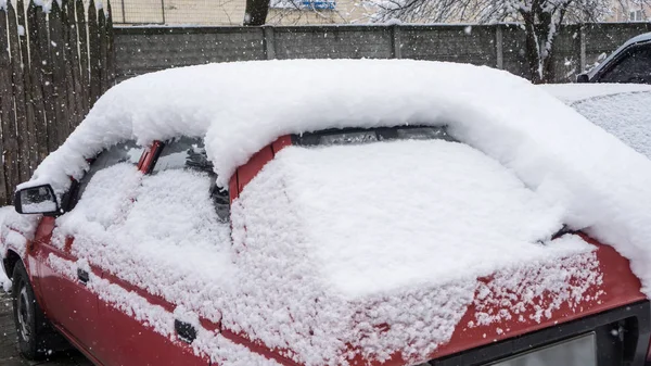 El coche, cubierto de gruesa capa de nieve. Consecuencias negativas de fuertes nevadas. vehículos aparcados — Foto de Stock