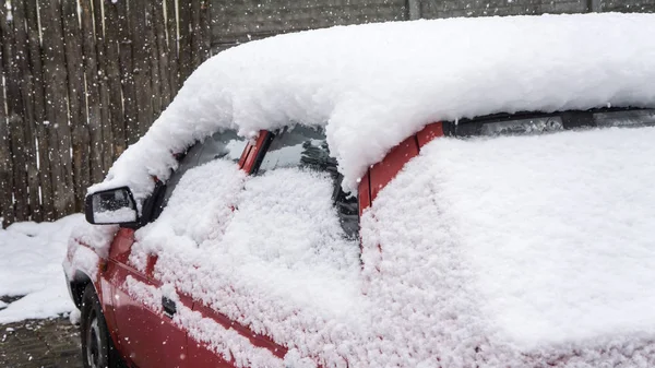 Arabada kalın kar tabakası ile kaplı. Ağır kar sonucu negatif. Park edilmiş arabalar — Stok fotoğraf