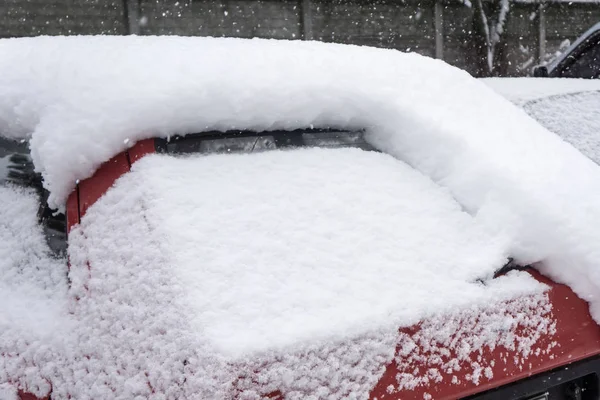 Bilen, täckt med tjockt lager snö. Negativ följd av kraftigt snöfall. parkerade bilar — Stockfoto