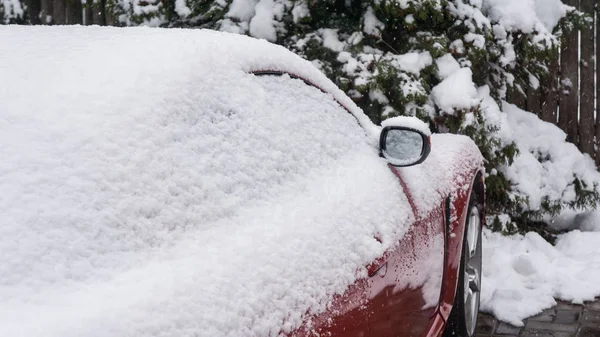 Bilen, täckt med tjockt lager snö. Negativ följd av kraftigt snöfall. parkerade bilar — Stockfoto