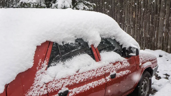 O carro, coberto com espessa camada de neve. Consequências negativas de fortes nevadas. carros estacionados — Fotografia de Stock