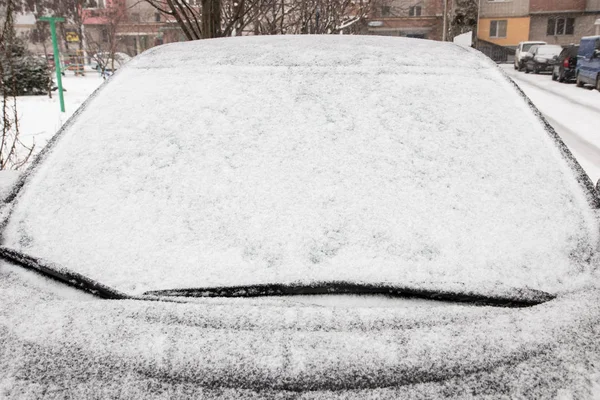 Fryst bilvindruta täckt med is och snö en vinterdag. — Stockfoto