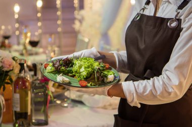 Sebze yiyecek çanak hizmet ziyafet tablo garsonla. Restoran ikram hizmetleri.