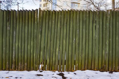 Eski yeşil ahşap Şarampol. Evin etrafında çit