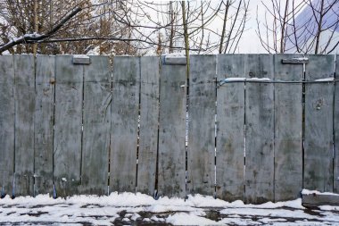 Eski ahşap çit panoları kışın