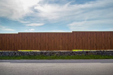 Kahverengi kalay sac etrafında ev veya bahçe çit