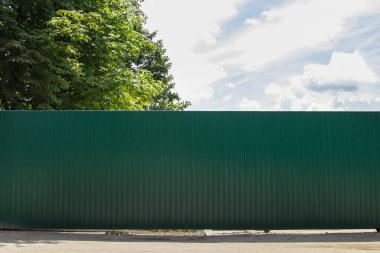 Yeşil teneke sac etrafında ev veya bahçe çit