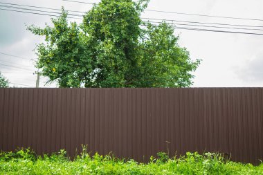 Kahverengi kalay sac etrafında ev veya bahçe çit