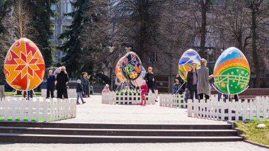 Vinnitsa, Ukrayna - 12 Nisan 2018: Street festival büyük Paskalya yumurta şehir merkezinde. İnsanlar yürümek ve fotoğraf çekmek yumurta yakınındaki.