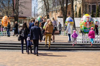 Vinnitsa, Ukrayna - 12 Nisan 2018: Street festival büyük Paskalya yumurta şehir merkezinde. İnsanlar yürümek ve fotoğraf çekmek yumurta yakınındaki.