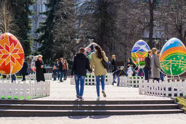 Vinnitsa, UCRÂNIA - 12 de abril de 2018: Festa de rua de grandes ovos de Páscoa no centro da cidade. As pessoas caminham e tiram fotos perto dos ovos . — Fotografia de Stock