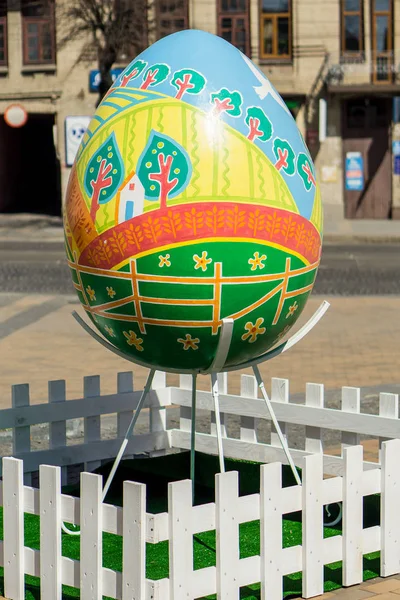 Vinnitsa, Ukraina - 12 April 2018: Street festival av stora påskägg i centrum. — Stockfoto