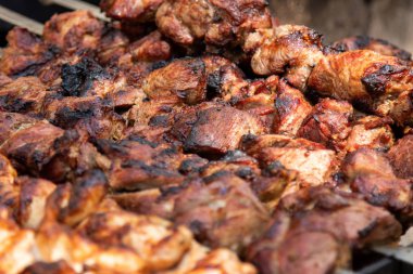 Izgarada şiş kebap kavurma. Tahta odun üzerinde barbekü partisi. Close.