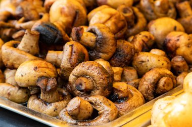 Champignon beyaz mantar ızgara veya Barbekü buhar ve su küçük damla ızgara. Portobello mantar marine ve ızgara. Izgara sebzeler ızgara yakın çekim.