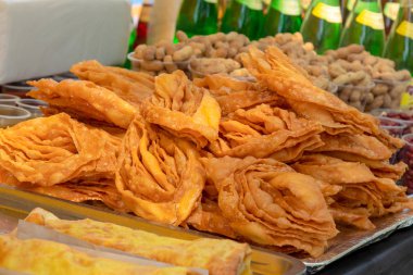 tezgahın üzerinde bal baklavası. sokak gıda festivali.