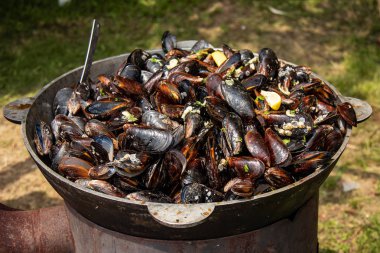 Iştah açıcı lezzetli kızarmış deniz ürünleri midye açık havada bir kazanda kızartılmış pişmiş.