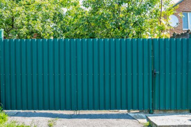 Metal duvar ya da çit kabartmalı metal levhalar. Özel bir fahişenin çiti.