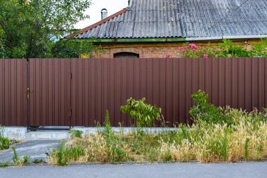 Metal duvar ya da çit kabartmalı metal levhalar. Özel bir fahişenin çiti.