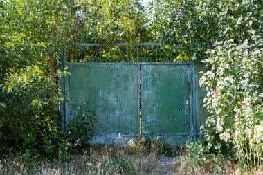 Bahçedeki eski demir kapılar