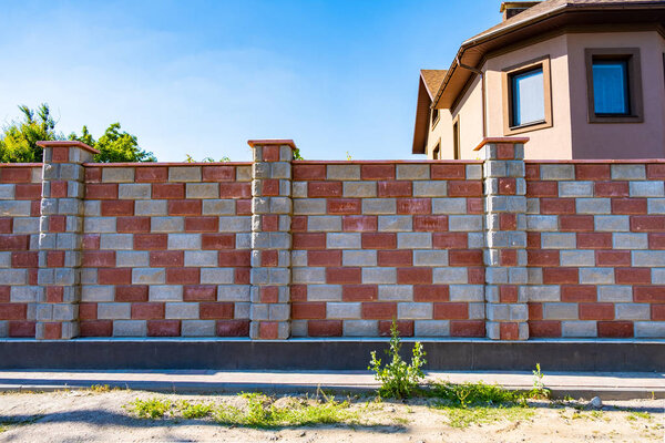 Декоративный кирпичный забор перед домом
