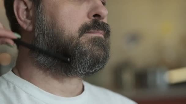 Uma Mulher Corta Barba Marido Com Uma Tesoura Pente Cozinha — Vídeo de Stock