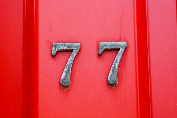 Σπίτι Κόκκινο Φόντο Εβδομήντα Επτά — Φωτογραφία Αρχείου