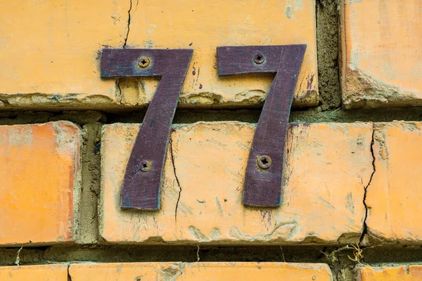 Hausnummer Aus Eisen Einer Ziegelwand — Stockfoto