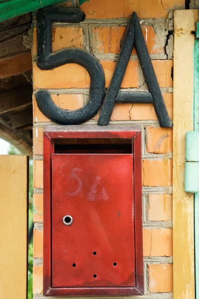 Hausnummer Auf Einem Ziegeldach Mit Briefkasten — Stockfoto