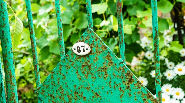 Número Ligado Velho Portão Verde Enferrujado — Fotografia de Stock