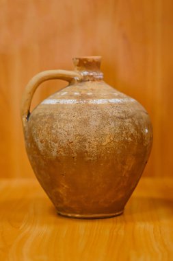 Masanın üzerinde antika bir bidon vardı. Eski tarz. Su için kap, Scythian için yapılmış..