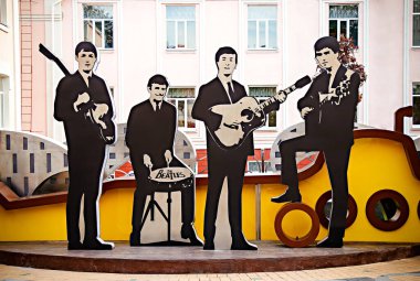 Vinnitsa, Ukrayna 17 Eylül 2017. Vinnitsa, Ukrayna 'daki Beatles Anıtı. sarı denizaltı.