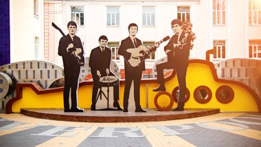 Vinnitsa, Ukrayna 17 Eylül 2017. Vinnitsa, Ukrayna 'daki Beatles Anıtı. sarı denizaltı.