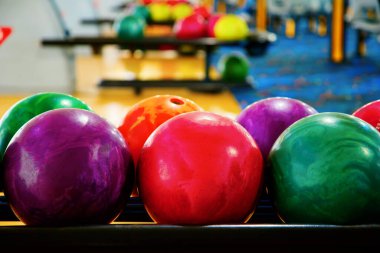 Bowling oynuyor. Bowling topları. Bowling salonu. Canlı renkler.