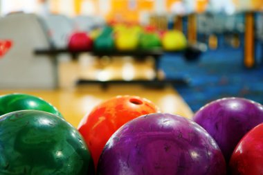 Bowling oynuyor. Bowling topları. Bowling salonu. Canlı renkler.