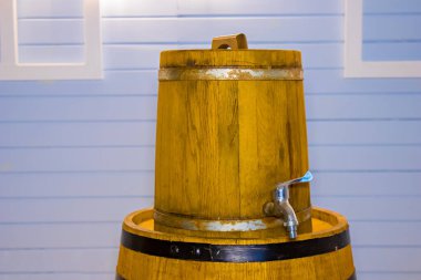 Stüdyoda mavi arka planda küçük ve büyük bira fıçıları var..