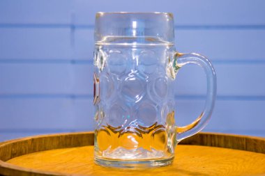 Bardak boş bira fıçısının üzerinde duruyor..