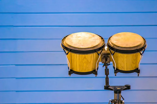 Барабаны Bongo Синем Фоне — стоковое фото