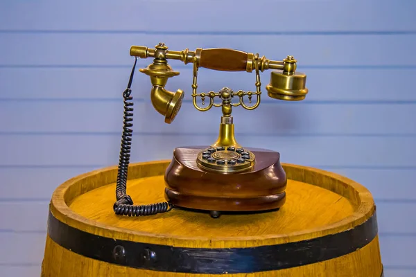Oldtimer Retro Telefon Steht Auf Einem Bierfass — Stockfoto