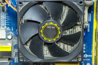 Bilgisayar pc işlemci anakart ve bilgisayar servis talebi parçası ile soğutucu üzerinde toz. Seçici odak.