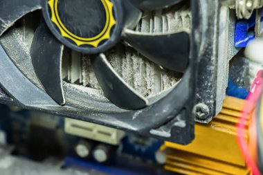 Bilgisayar pc işlemci anakart ve bilgisayar servis talebi parçası ile soğutucu üzerinde toz. Seçici odak.