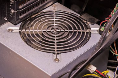 Güç kaynağı ünitesi tozla kaplı..