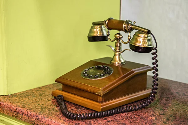 Telefone Madeira Antigo Com Botões Superfície Mármore — Fotografia de Stock