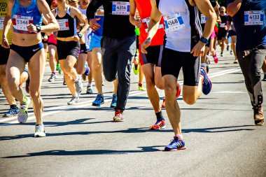 Ukrayna, Vinnitsa, 1 Haziran 2019. Khmelnitsky otoyolu. Maraton koşu yarışçıları fitness ve sağlıklı aktif yaşam tarzı ayaklarında yarışacaklar.