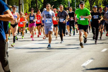 Ukrayna, Vinnitsa, 1 Haziran 2019. Khmelnitsky otoyolu. Maraton koşu yarışçıları fitness ve sağlıklı aktif yaşam tarzı ayaklarında yarışacaklar.