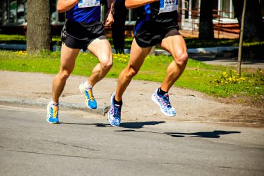 Ukrayna, Vinnitsa, 1 Haziran 2019. Khmelnitsky otoyolu. Maraton koşu yarışçıları fitness ve sağlıklı aktif yaşam tarzı ayaklarında yarışacaklar.